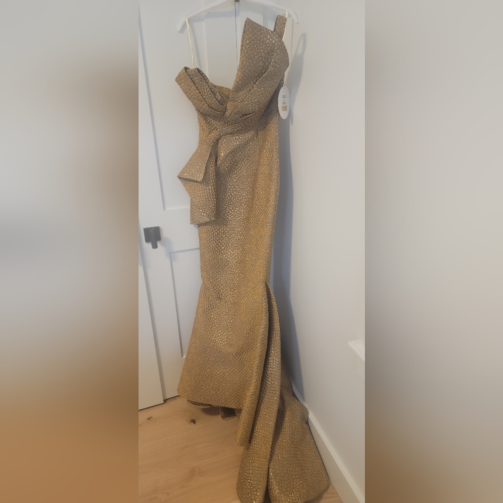 MNM Couture Formal Gown, size 6, NEW, TAGS STILL ON - Picture 2 of 4